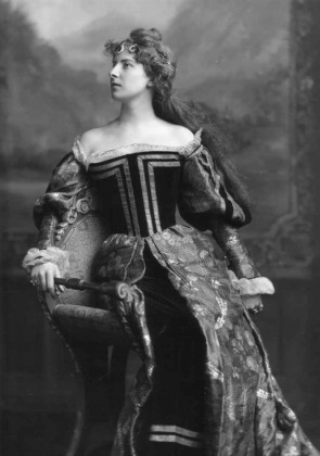 Portrait de Catherine de Robert d'Aqueria de Rochegude (1874 - 1959)